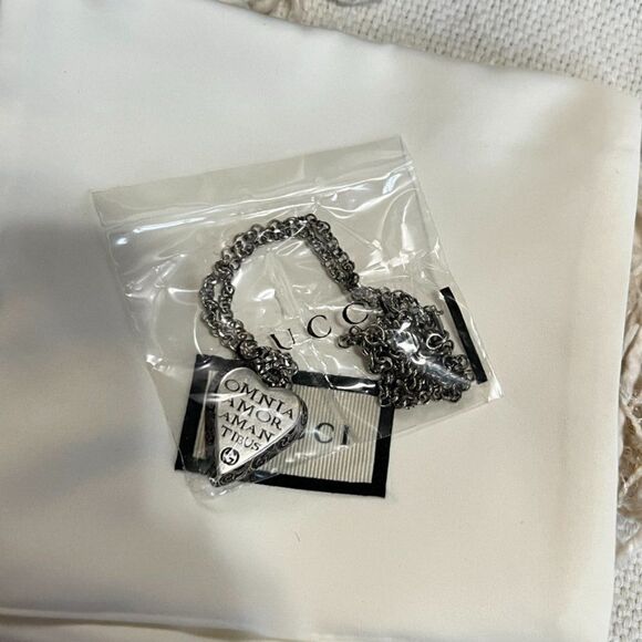 GUCCI Sterling Silver Necklace with Engraved Heart Omnia Amor Amantibus - Picture 4 of 11
